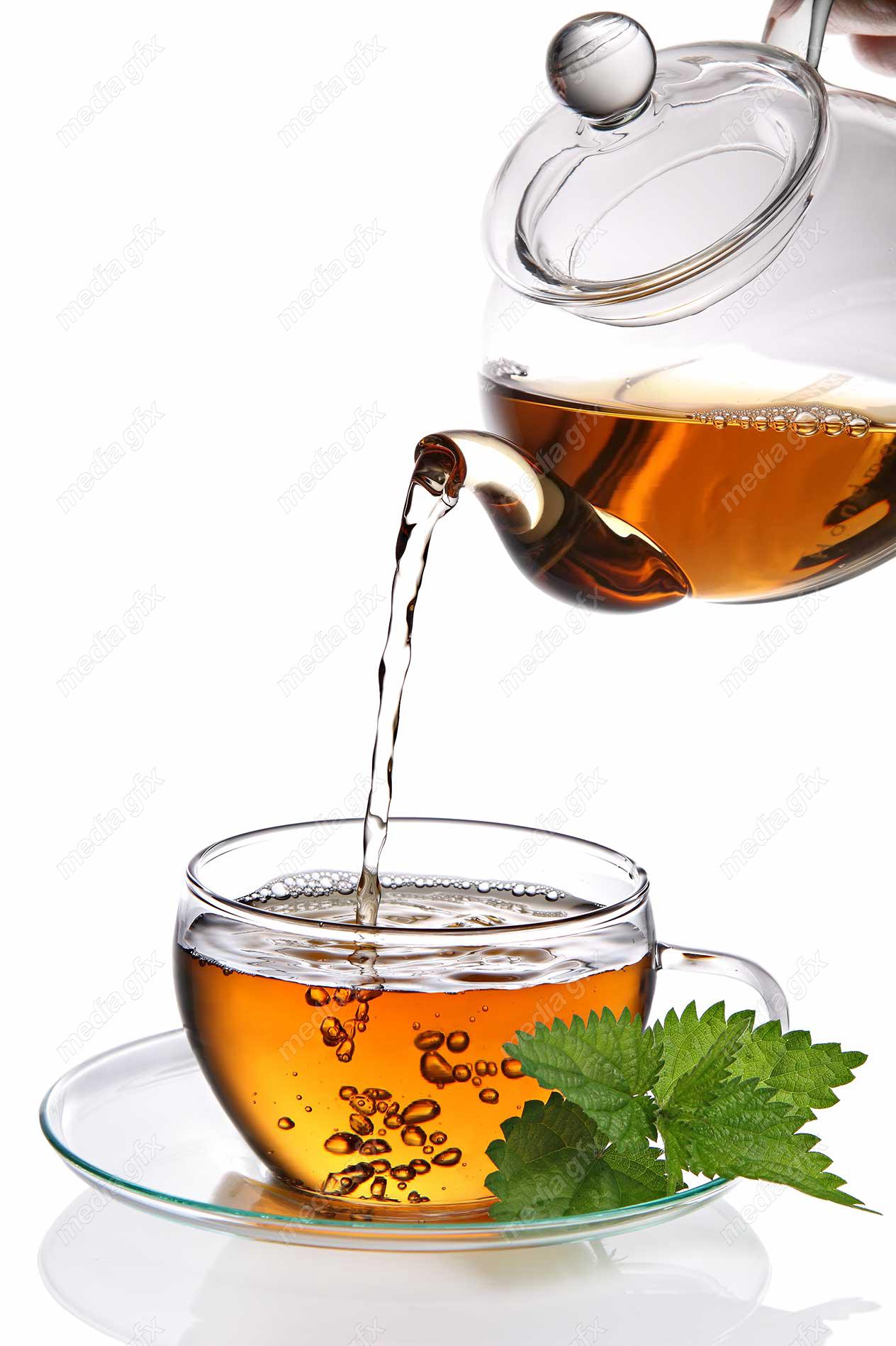 عکس با کیفیت چای کیسه ای و دمنوش در فنجان شیشه ای MJ000474