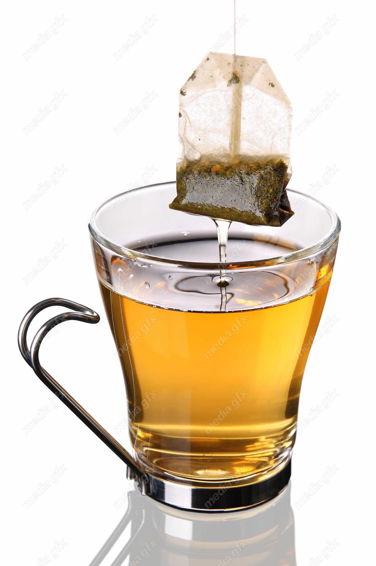 عکس با کیفیت چای کیسه ای و دمنوش در فنجان شیشه ای MJ000475