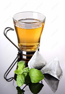 عکس با کیفیت چای کیسه ای و دمنوش در فنجان شیشه ای MJ000482