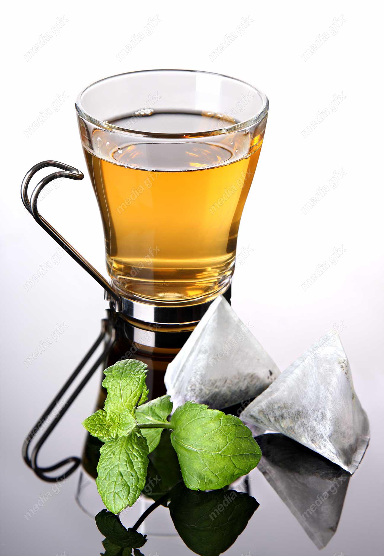 عکس با کیفیت چای کیسه ای و دمنوش در فنجان شیشه ای MJ000482