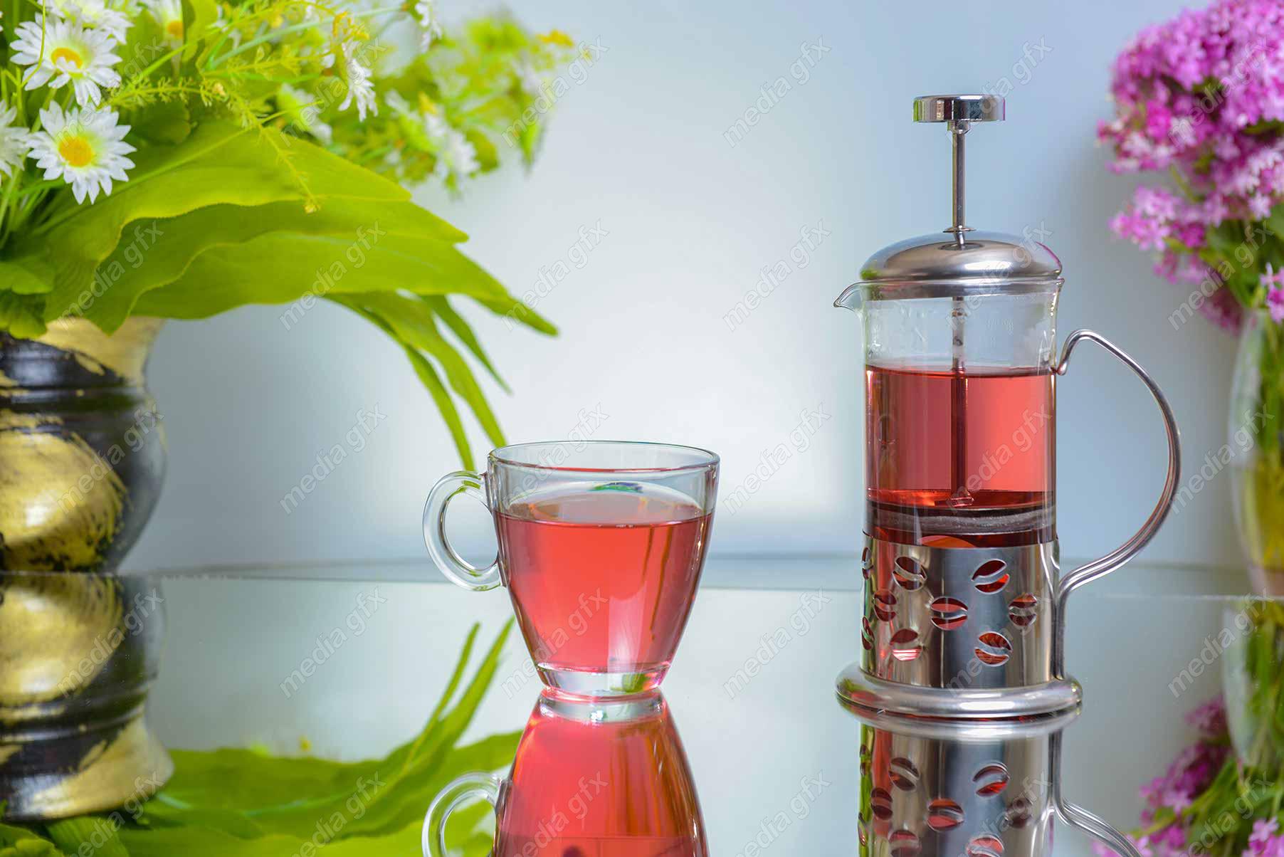 عکس با کیفیت دمنوش در فنجان شیشه ای MJ000492