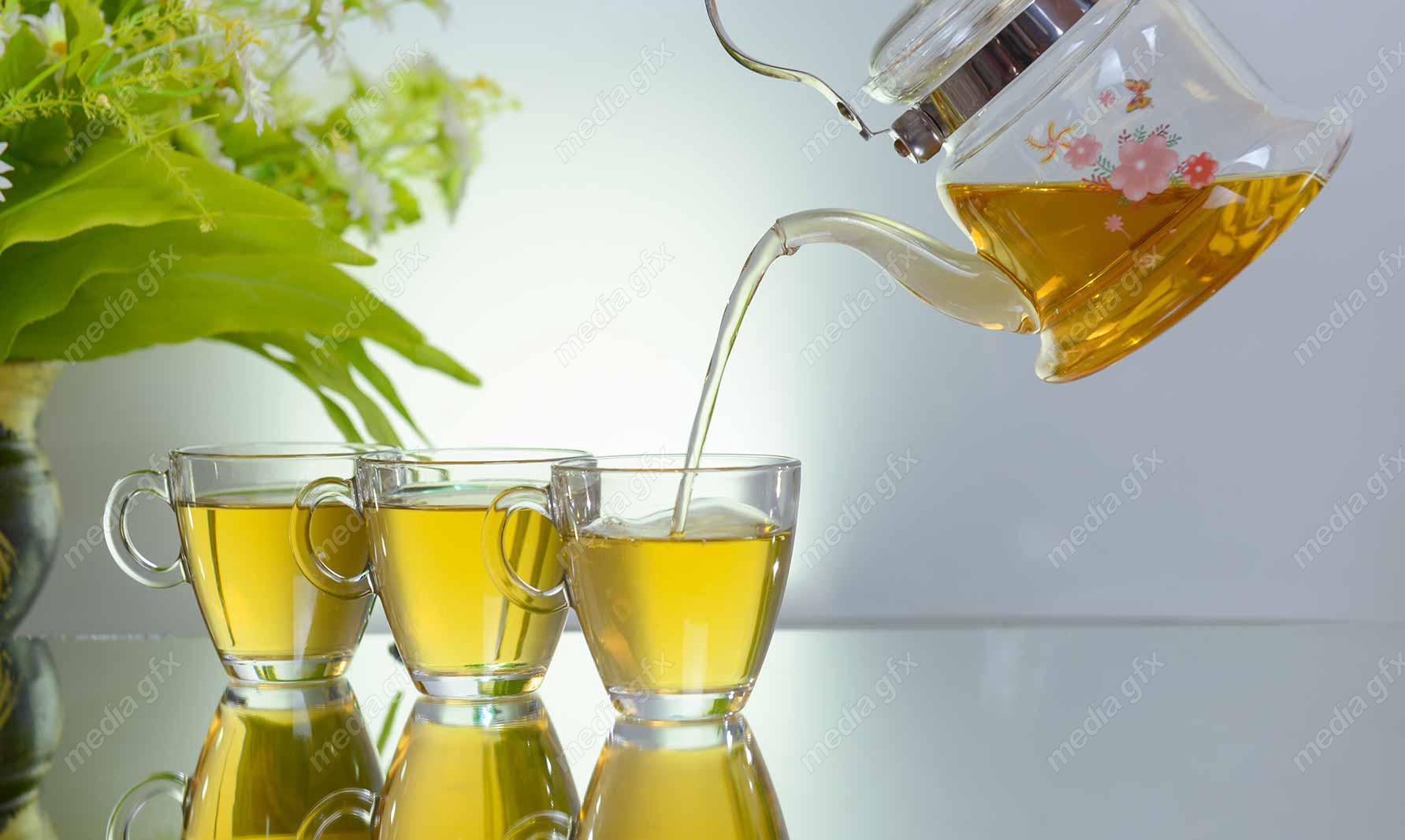 عکس با کیفیت دمنوش در فنجان شیشه ای MJ000494