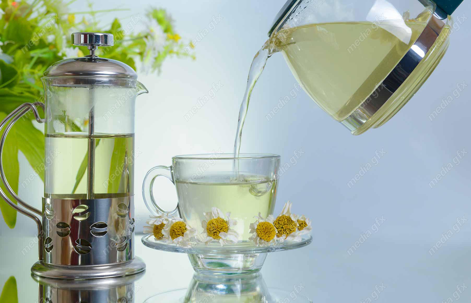 عکس با کیفیت دمنوش در فنجان شیشه ای MJ000499