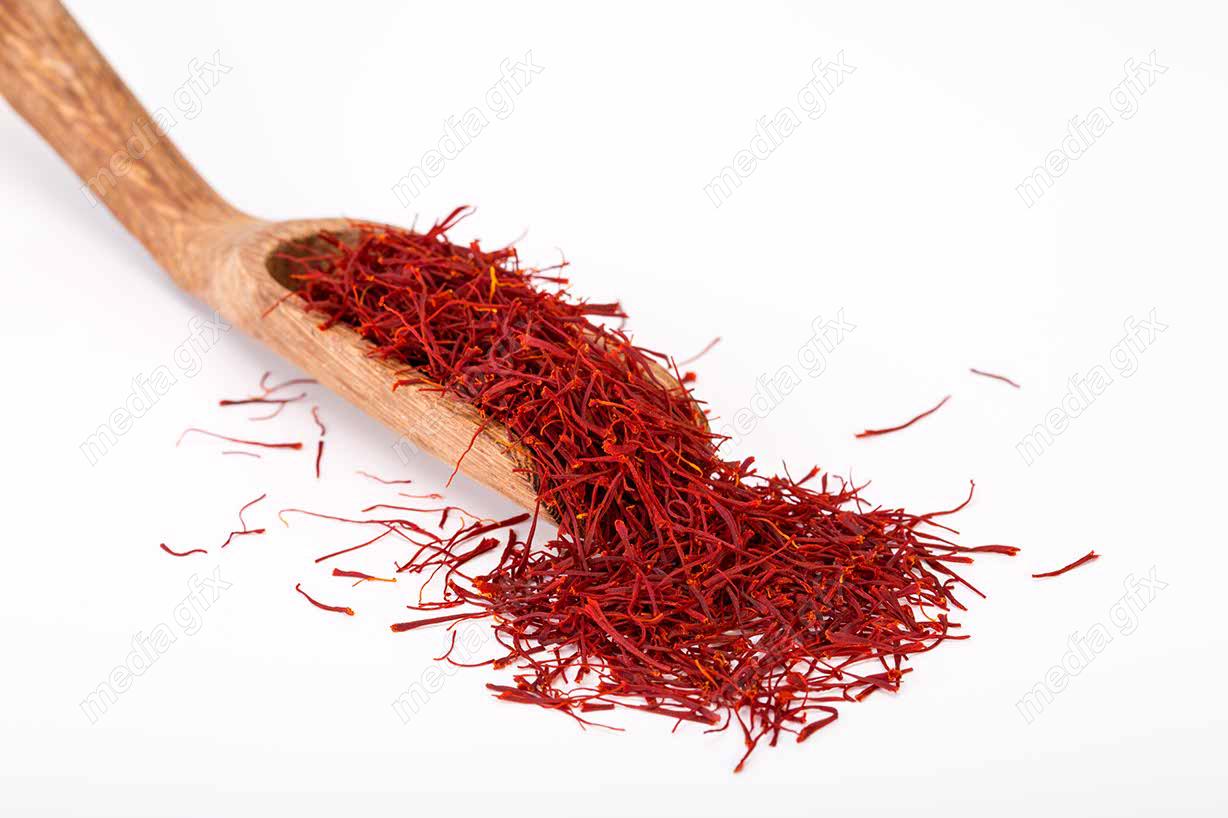 عکس با کیفیت پوشال زعفران در ظرف چوبی پس زمینه سفید برای چاپ MJ002049