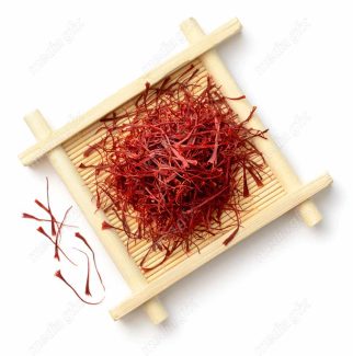 عکس با کیفیت پوشال زعفران در ظرف چوبی پس زمینه سفید برای چاپ MJ002052