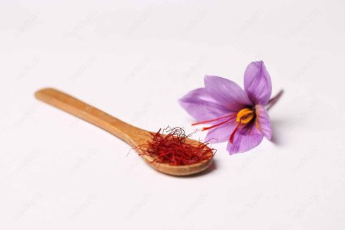 عکس با کیفیت پوشال زعفران در ظرف چوبی پس زمینه سفید برای چاپ MJ002058