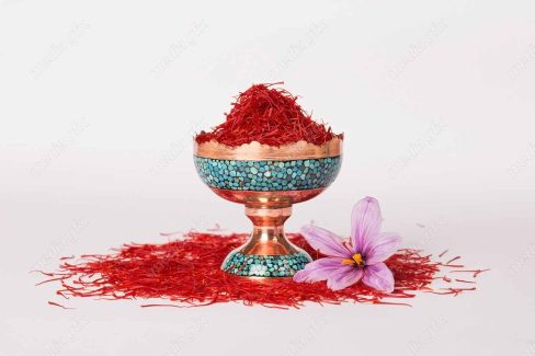 عکس با کیفیت زعفران در جام پس زمینه سفید برای چاپ MJ002062