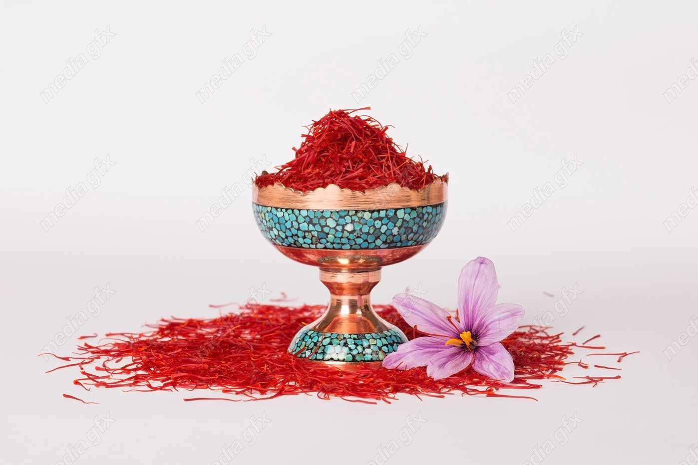 عکس با کیفیت زعفران در جام پس زمینه سفید برای چاپ MJ002062