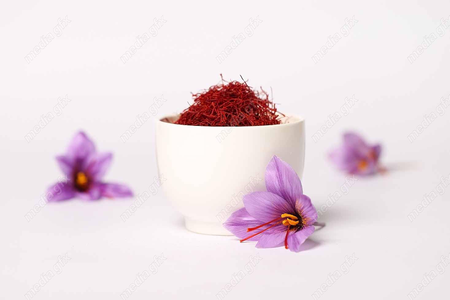 عکس با کیفیت زعفران در جام پس زمینه سفید برای چاپ MJ002064