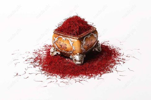 عکس با کیفیت زعفران در جام پس زمینه سفید برای چاپ MJ002068