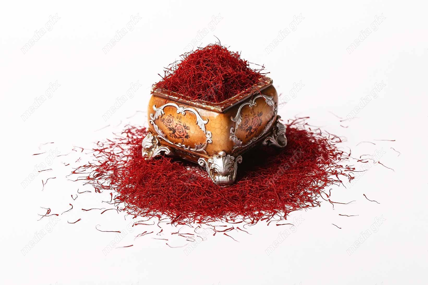 عکس با کیفیت زعفران در جام پس زمینه سفید برای چاپ MJ002068