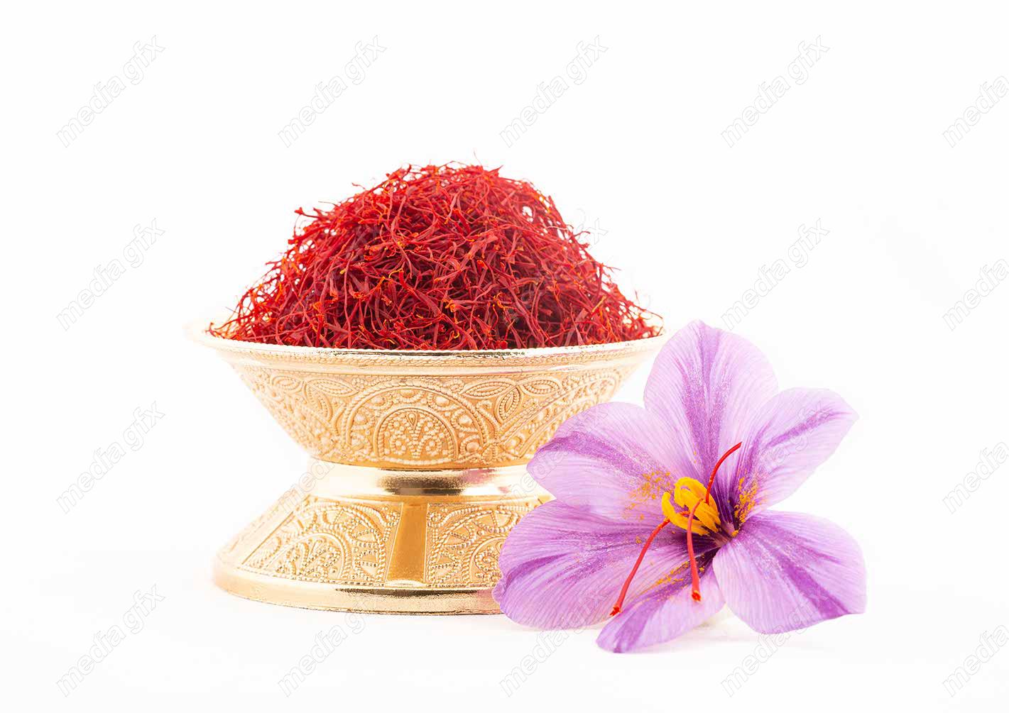 عکس با کیفیت زعفران در جام پس زمینه سفید برای چاپ MJ002069