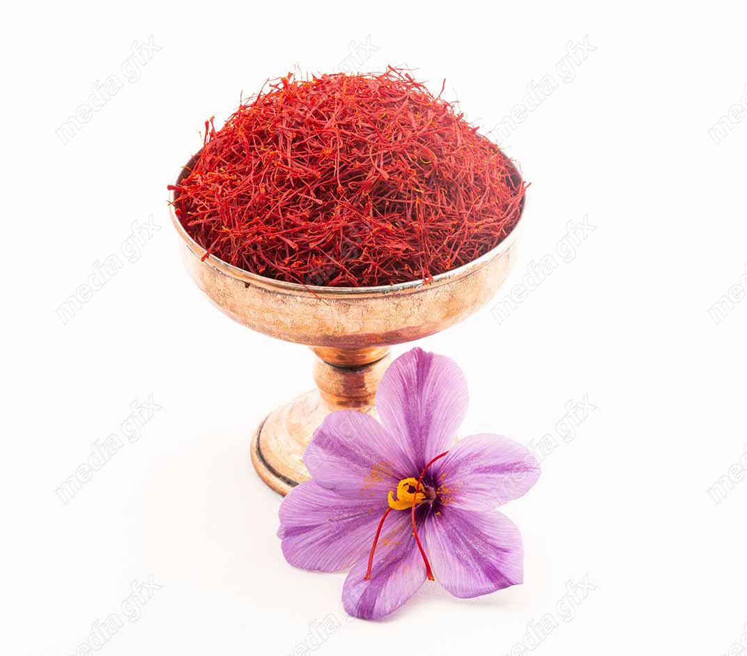 عکس با کیفیت زعفران در جام پس زمینه سفید برای چاپ MJ002070