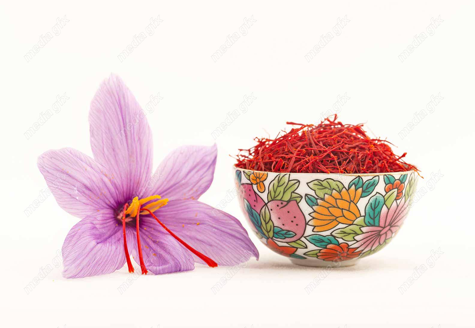 عکس با کیفیت زعفران در جام پس زمینه سفید برای چاپ MJ002072