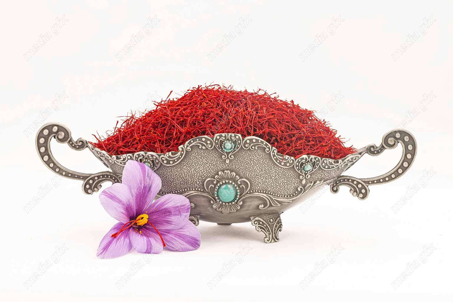 عکس با کیفیت زعفران در جام پس زمینه سفید برای چاپ MJ002073