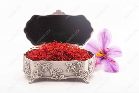 عکس با کیفیت زعفران در جام پس زمینه سفید برای چاپ MJ002075