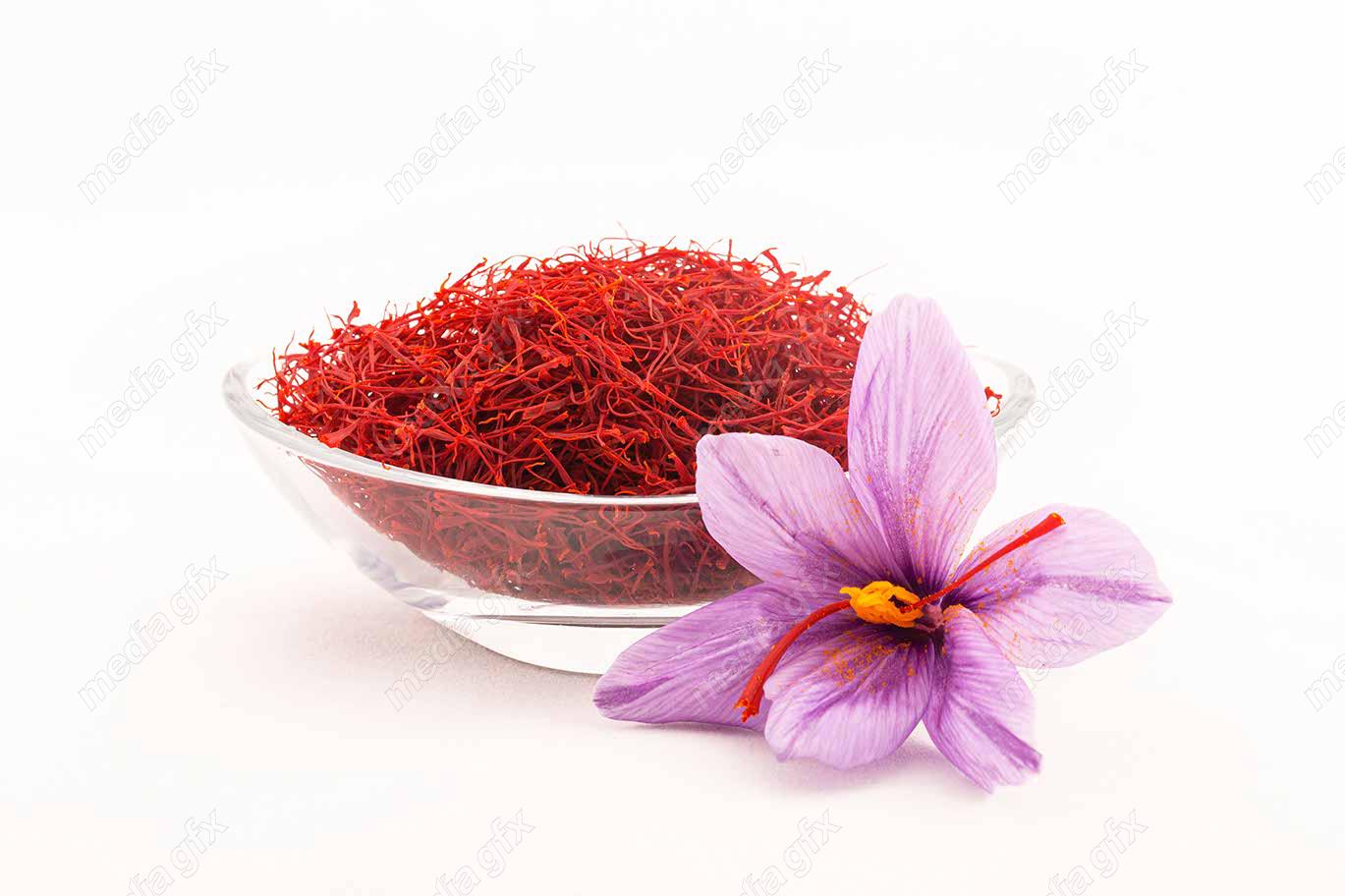 عکس با کیفیت زعفران در جام پس زمینه سفید برای چاپ MJ002077