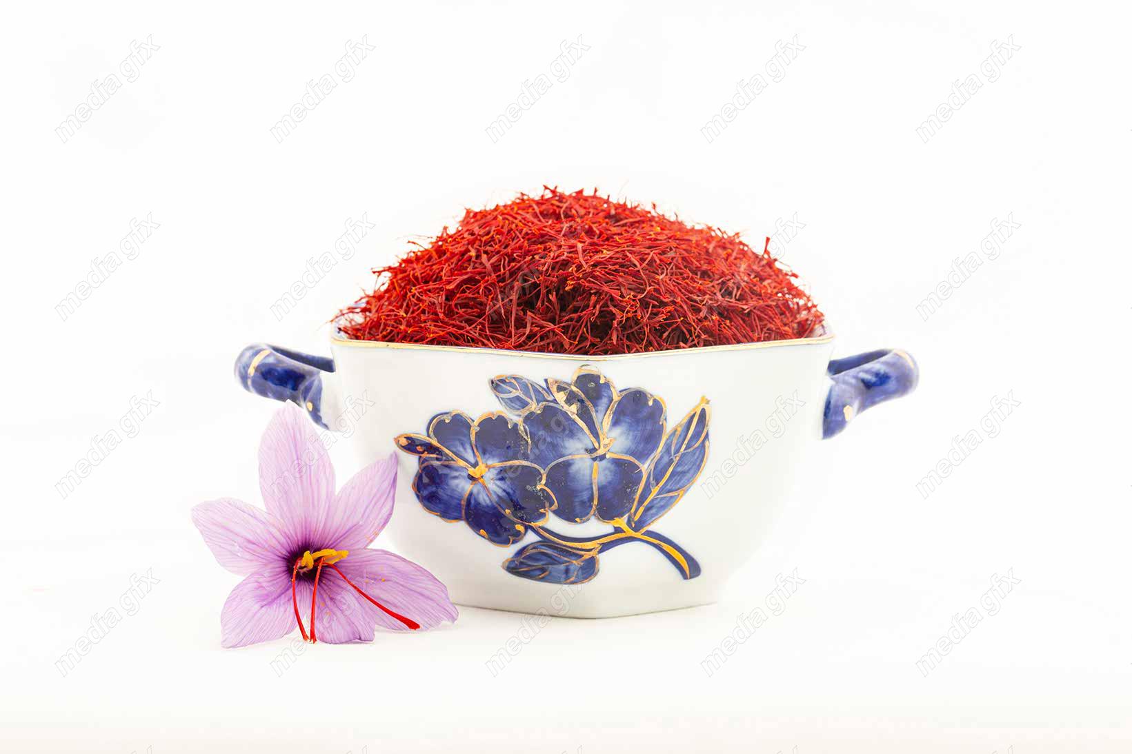 عکس با کیفیت زعفران در جام پس زمینه سفید برای چاپ MJ002078