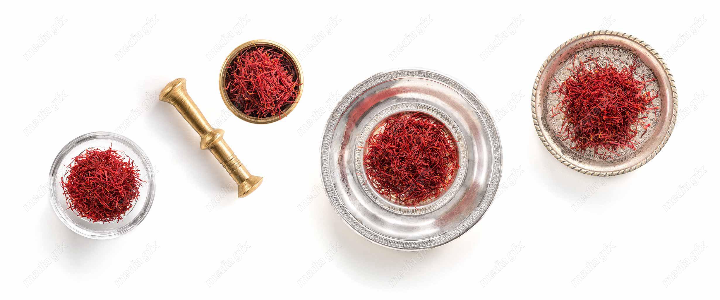 عکس با کیفیت زعفران در جام پس زمینه سفید برای چاپ MJ002079