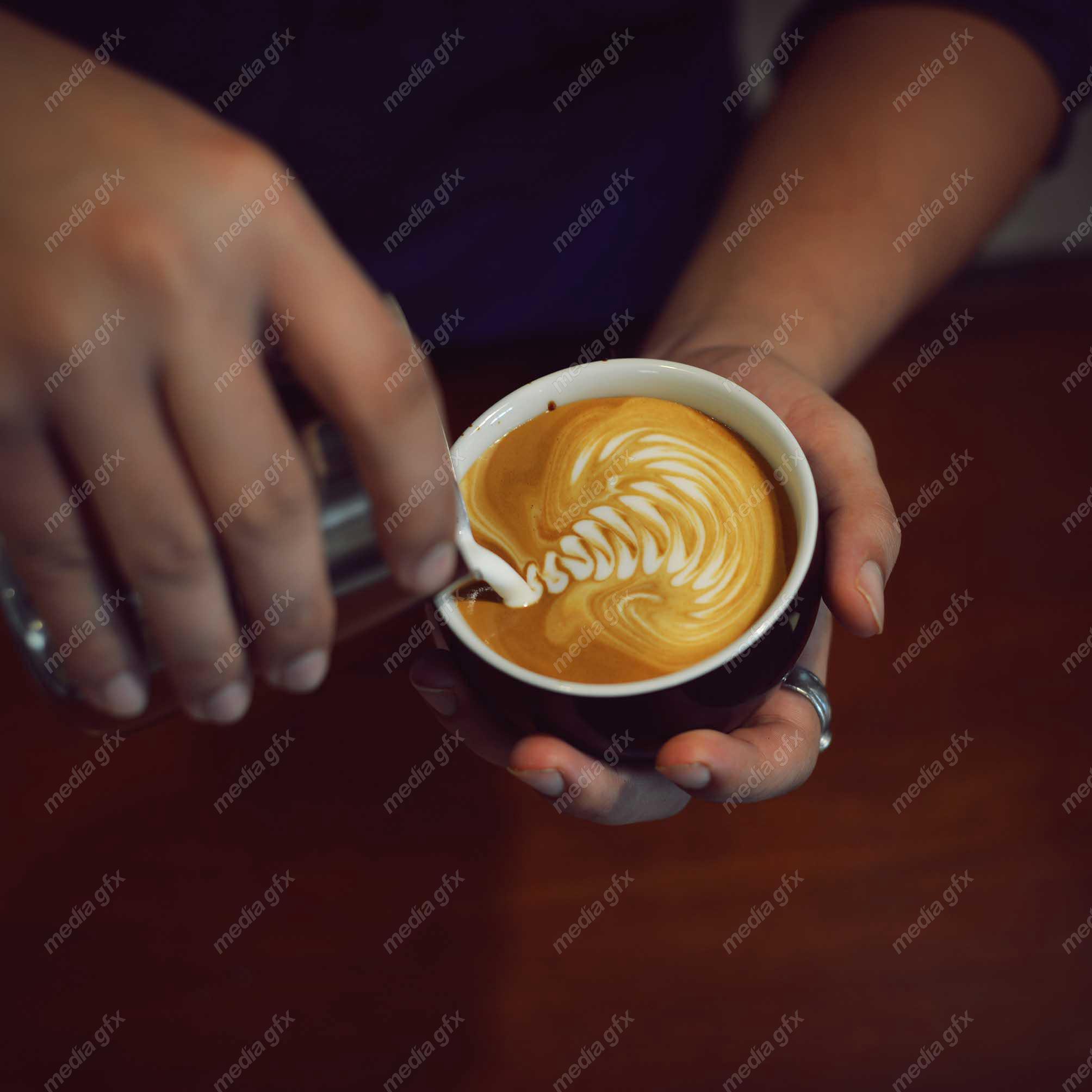 دانلود رایگان عکس با کیفیت کافه لاته آرت و باریستا MJ002228