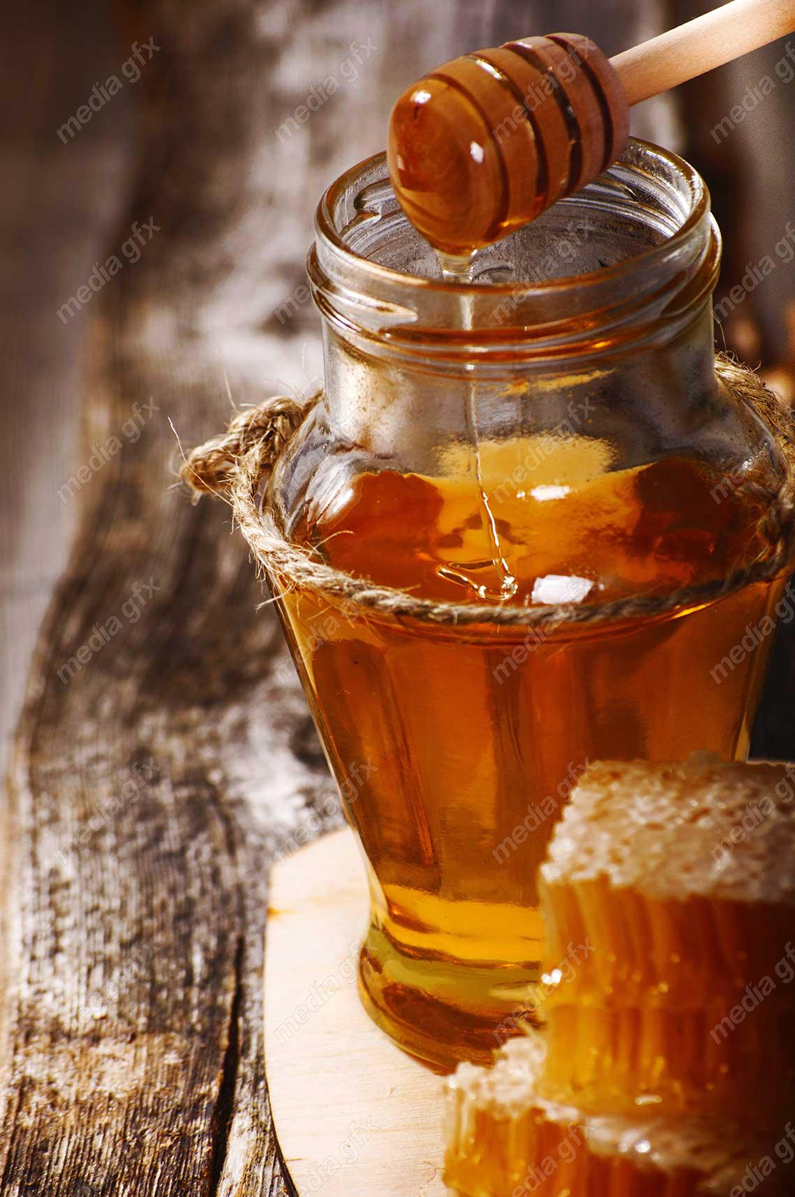 عکس با کیفیت عسل طبیعی و موم در شیشه عسل MJ002287