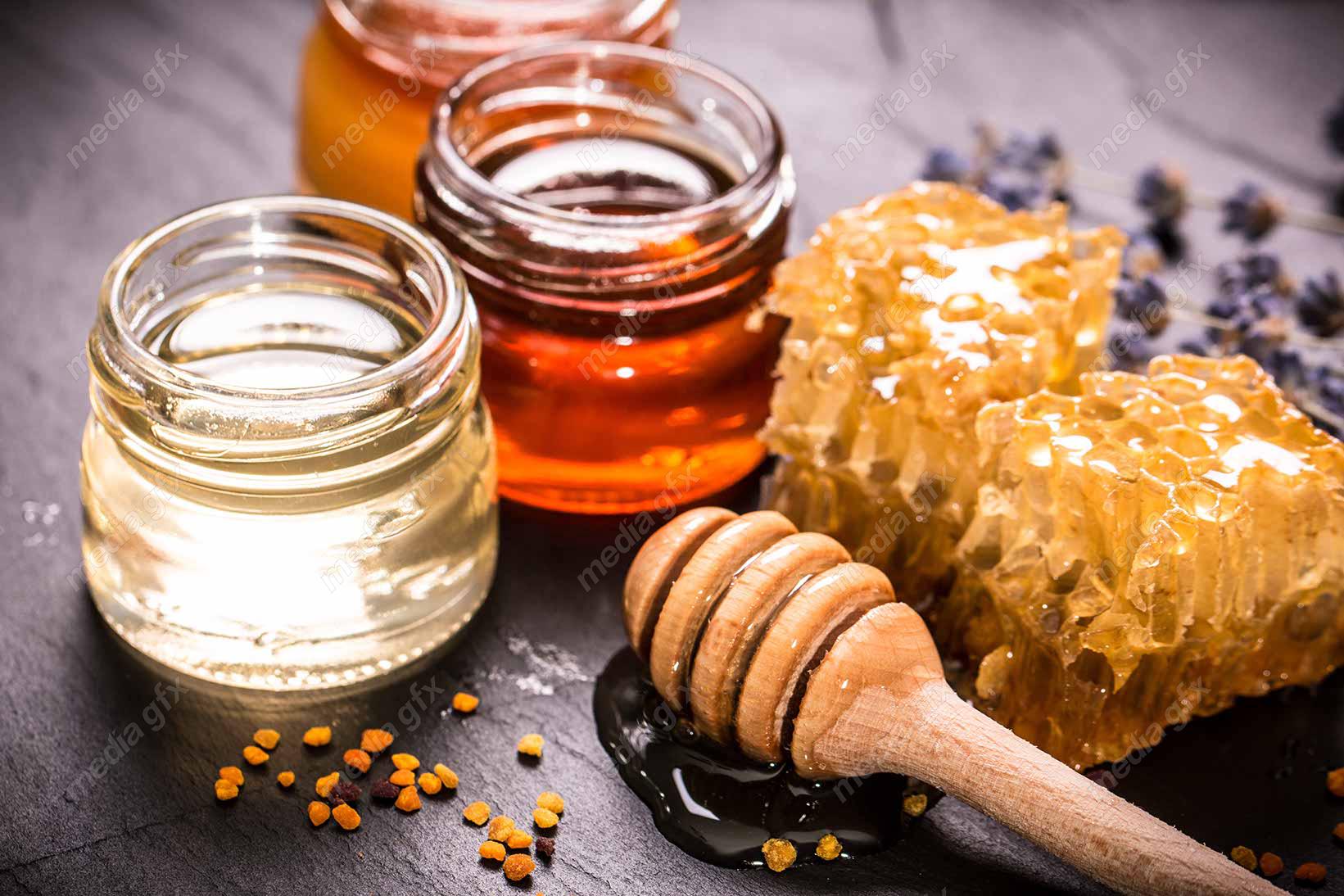 عکس با کیفیت عسل طبیعی و موم در شیشه عسل MJ002290