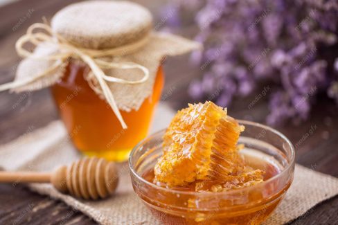 عکس با کیفیت عسل طبیعی و موم در شیشه عسل MJ002295