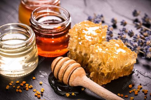 عکس با کیفیت عسل طبیعی و موم در شیشه عسل MJ002299