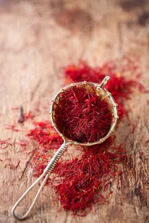 عکس با کیفیت زعفران پس زمینه چوبی MJ002527