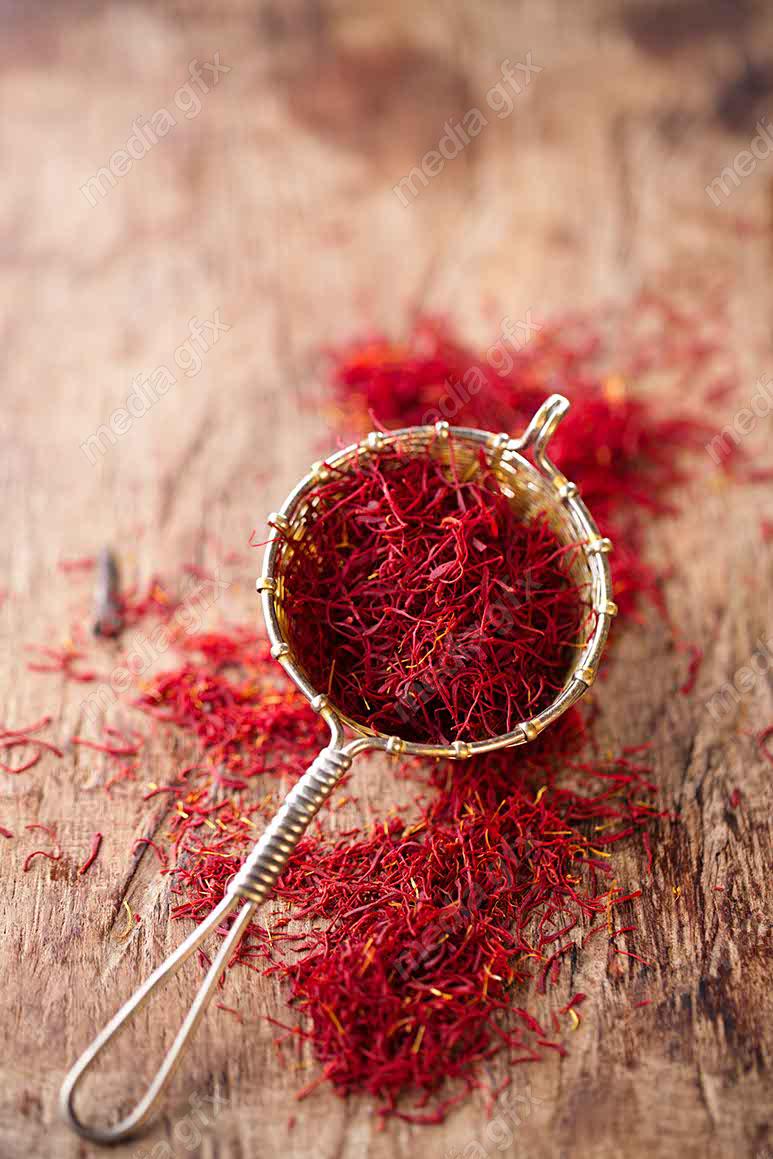 عکس با کیفیت زعفران پس زمینه چوبی MJ002527