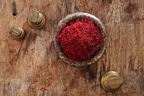 عکس با کیفیت زعفران پس زمینه چوبی MJ002528