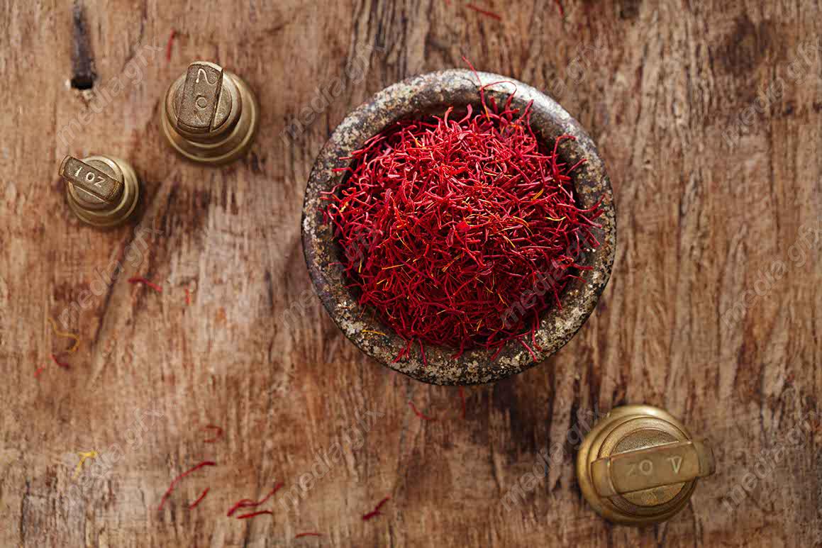 عکس با کیفیت زعفران پس زمینه چوبی MJ002528