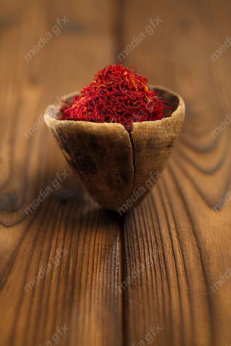 عکس با کیفیت زعفران پس زمینه چوبی MJ002529