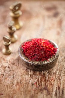 عکس با کیفیت زعفران پس زمینه چوبی MJ002530