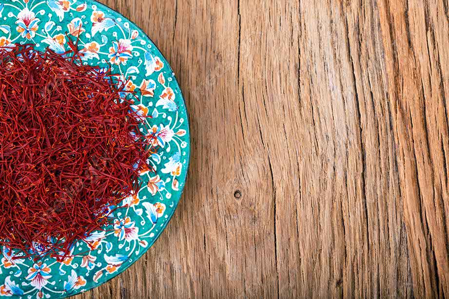 عکس با کیفیت زعفران پس زمینه چوبی MJ002531