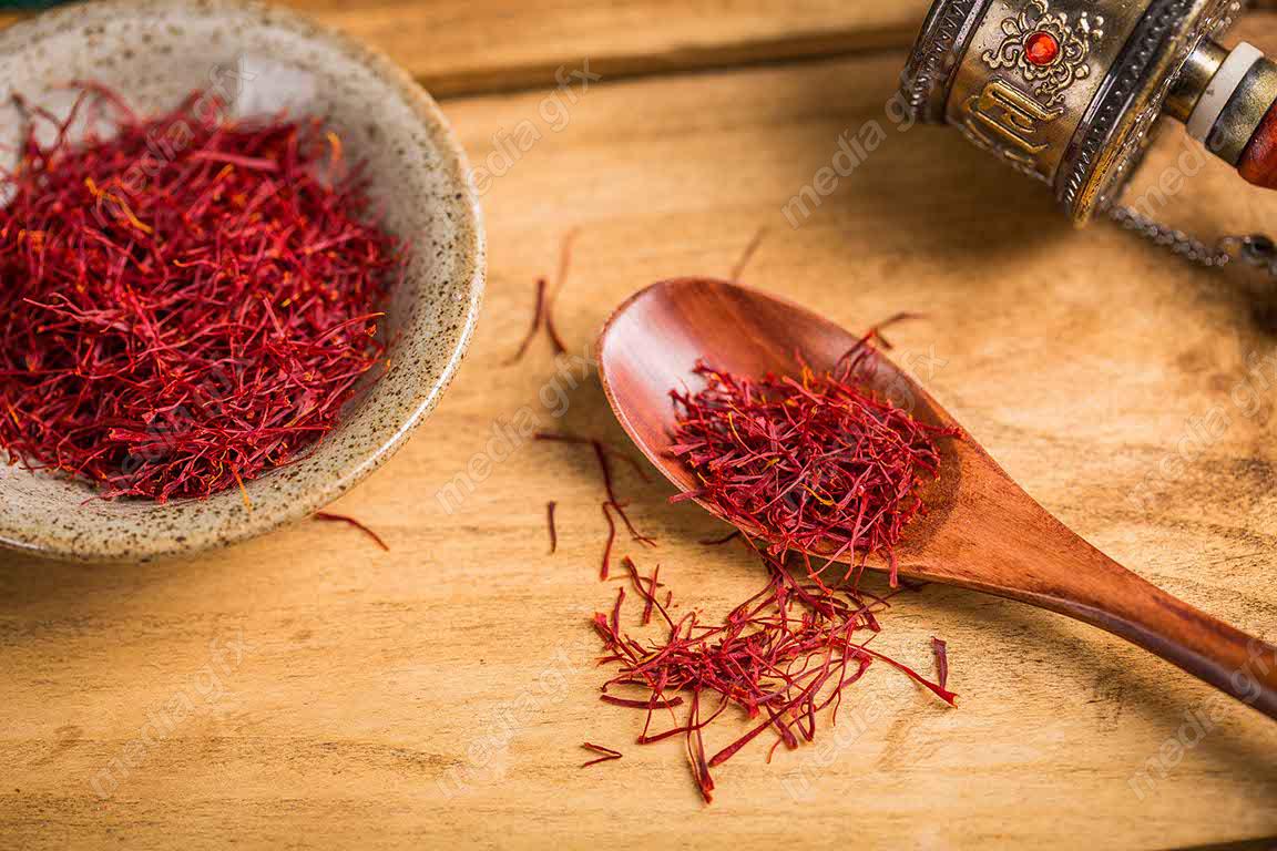 عکس با کیفیت زعفران پس زمینه چوبی MJ002532