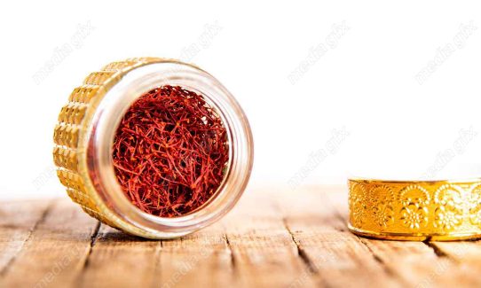 عکس با کیفیت زعفران پس زمینه چوبی MJ002535