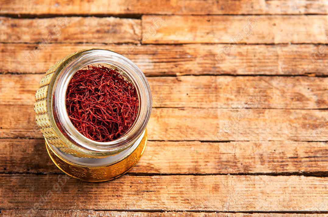 عکس با کیفیت زعفران پس زمینه چوبی MJ002537