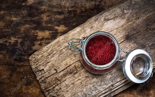 عکس با کیفیت زعفران پس زمینه چوبی MJ002538