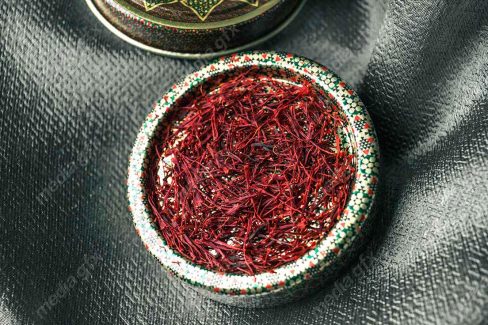 عکس با کیفیت زعفران درون ظرف خاتم MJ002542