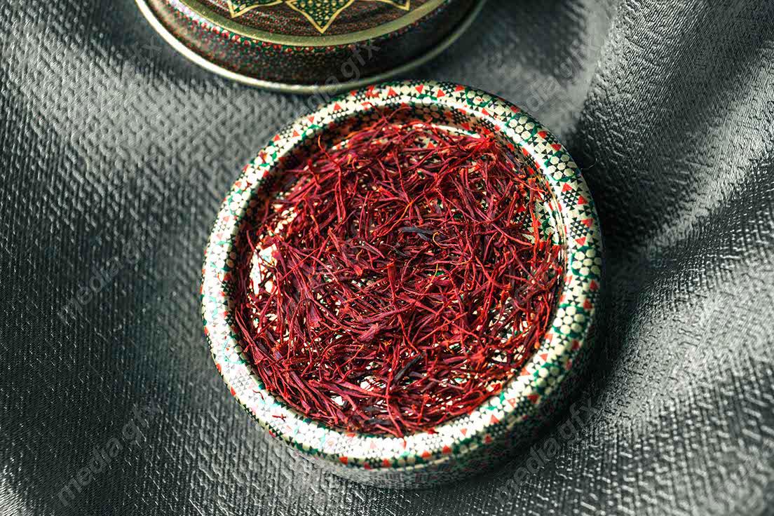 عکس با کیفیت زعفران درون ظرف خاتم MJ002542