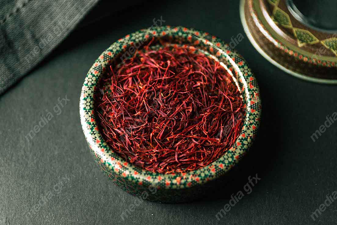 عکس با کیفیت زعفران درون ظرف خاتم MJ002543