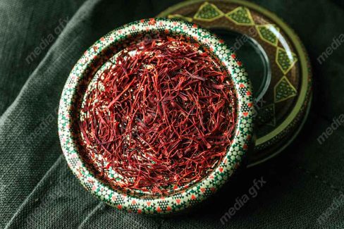 عکس با کیفیت زعفران درون ظرف خاتم MJ002544