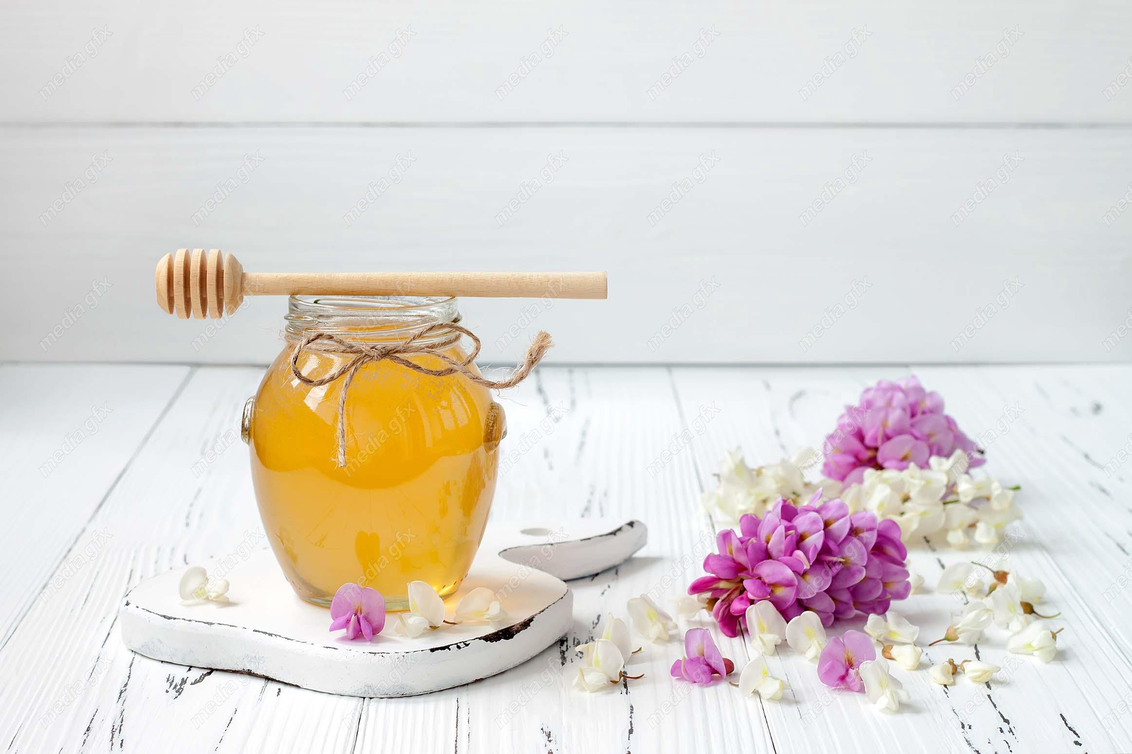 دانلود رایگان عکس با کیفیت عسل طبیعی در کنار گل و گیاه MJ003259