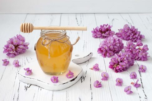 دانلود رایگان عکس با کیفیت عسل طبیعی در کنار گل و گیاه MJ003263