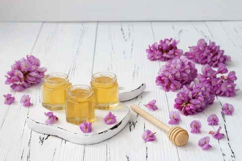 دانلود رایگان عکس با کیفیت عسل طبیعی در کنار گل و گیاه MJ003264