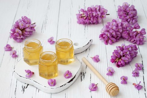 دانلود رایگان عکس با کیفیت عسل طبیعی در کنار گل و گیاه MJ003265