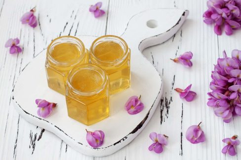 دانلود رایگان عکس با کیفیت عسل طبیعی در کنار گل و گیاه MJ003266