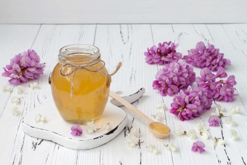 دانلود رایگان عکس با کیفیت عسل طبیعی در کنار گل و گیاه MJ003267