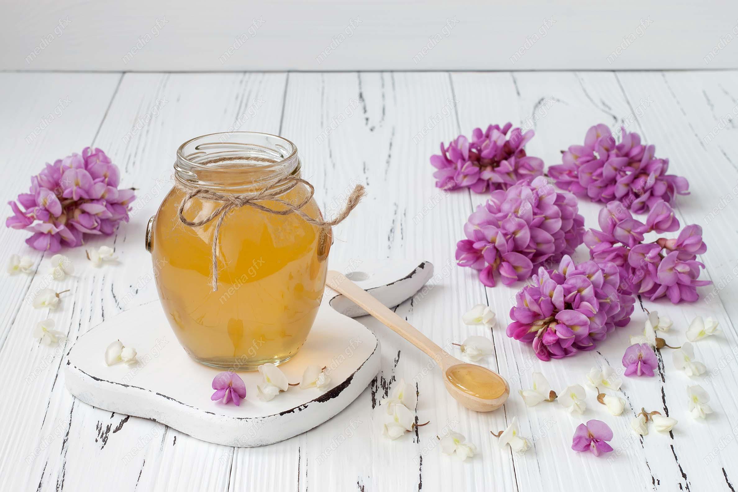 دانلود رایگان عکس با کیفیت عسل طبیعی در کنار گل و گیاه MJ003267